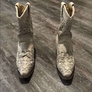 Elegant Embroidered Women's Boots